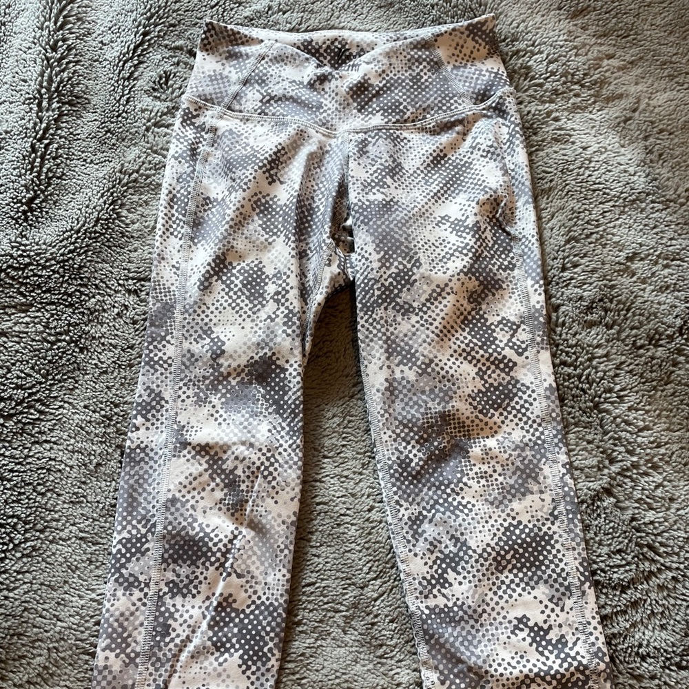 Women’s cropped athletic leggings